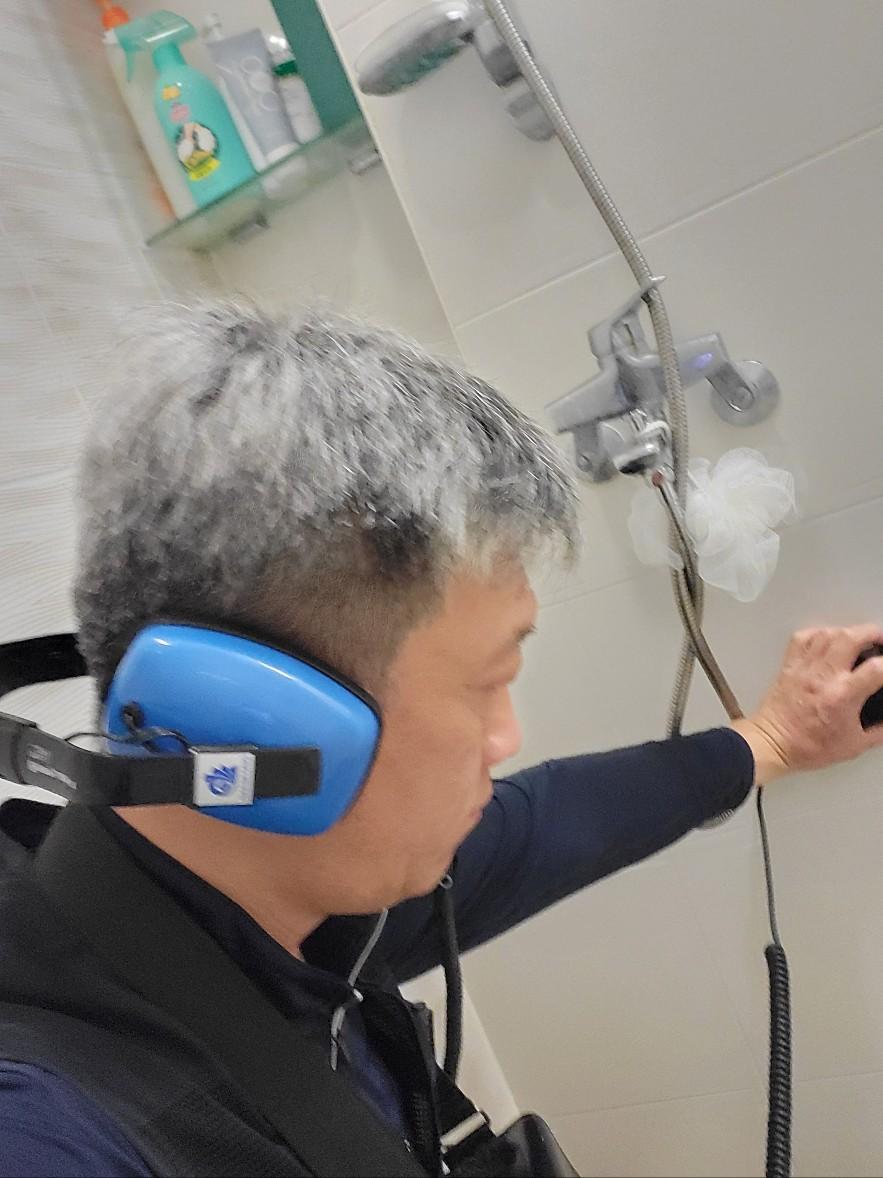 작업 중인 욕실 환경
