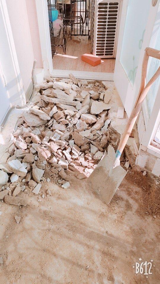 공사 준비를 위해 자재가 쌓인 현장