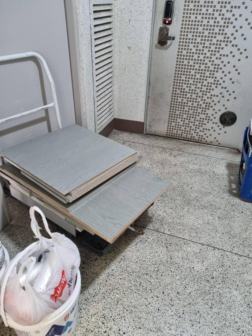 바닥 타일과 공사 잔해물
