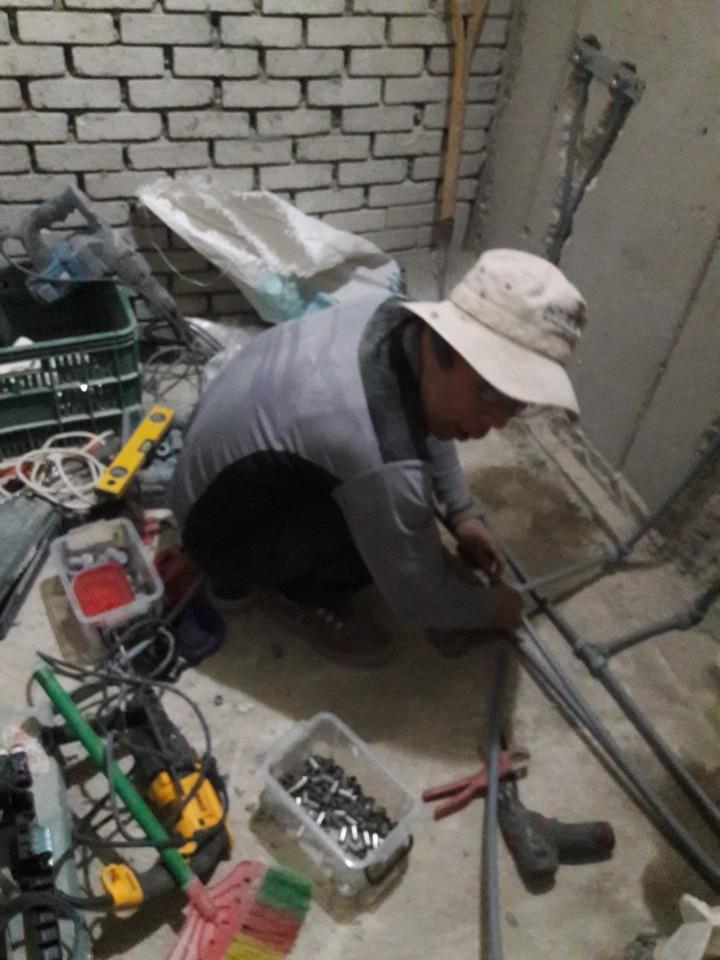 배관과 도구가 놓인 철거 현장