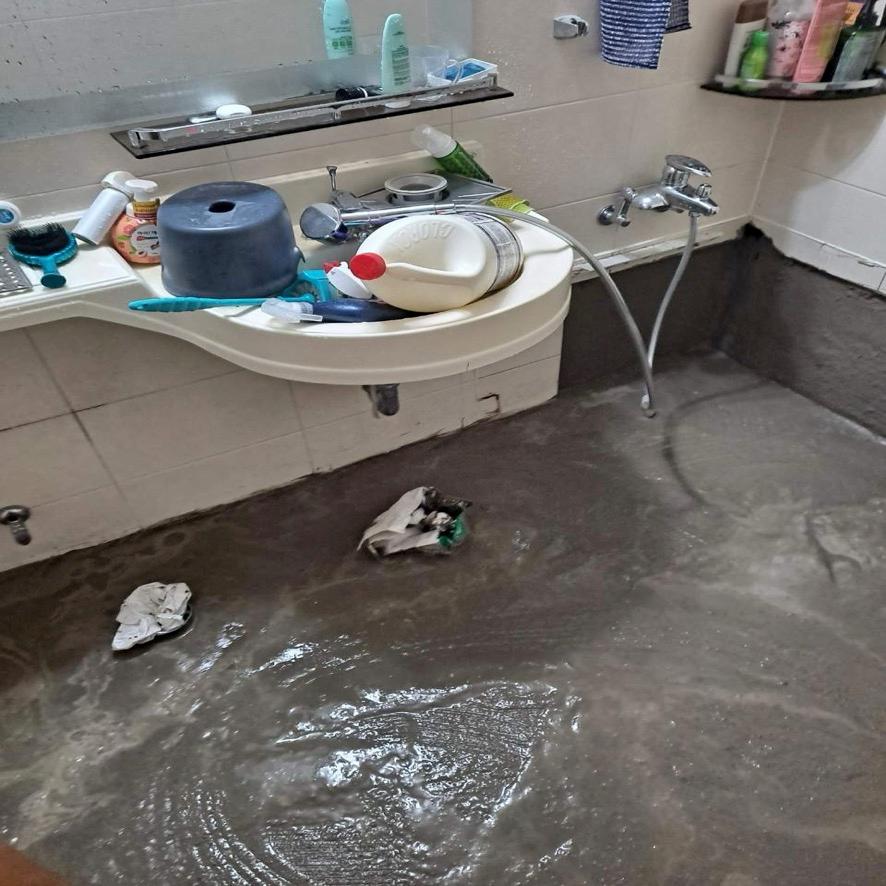 바닥에 물이 고여 있는 누수 상황