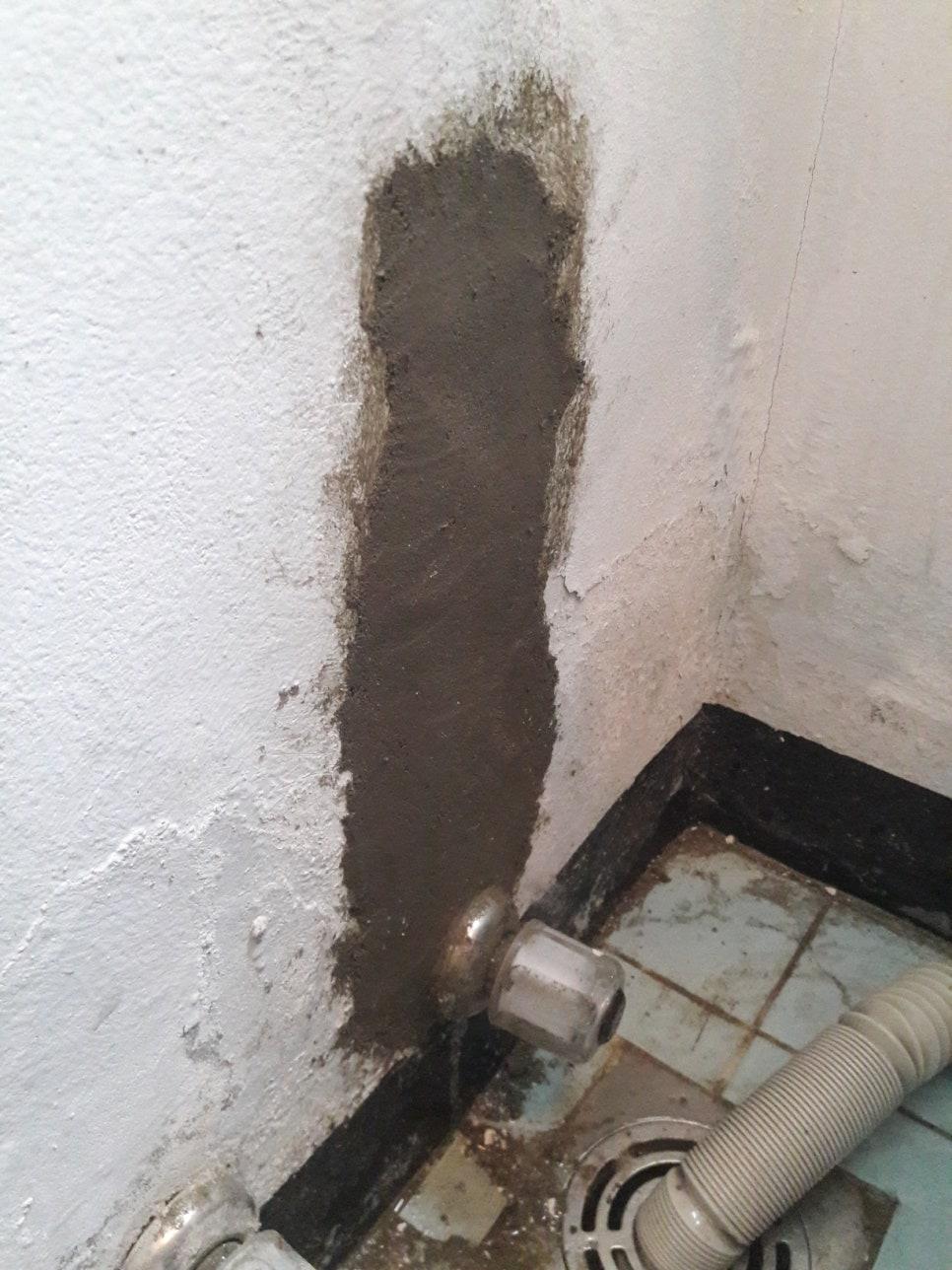 수도꼭지 주변 누수 흔적과 마감 현장