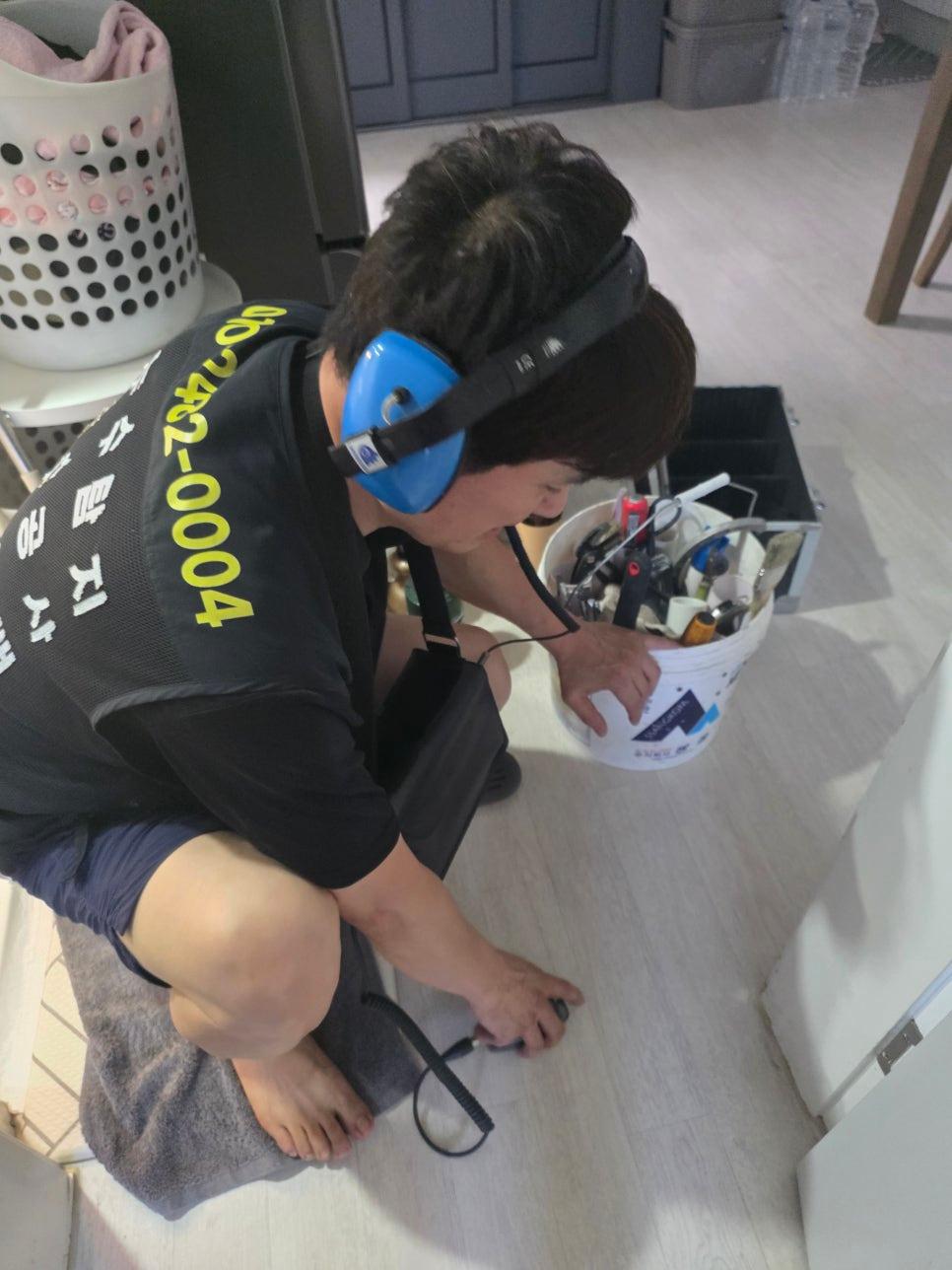 작업 도구를 준비하는 작업자