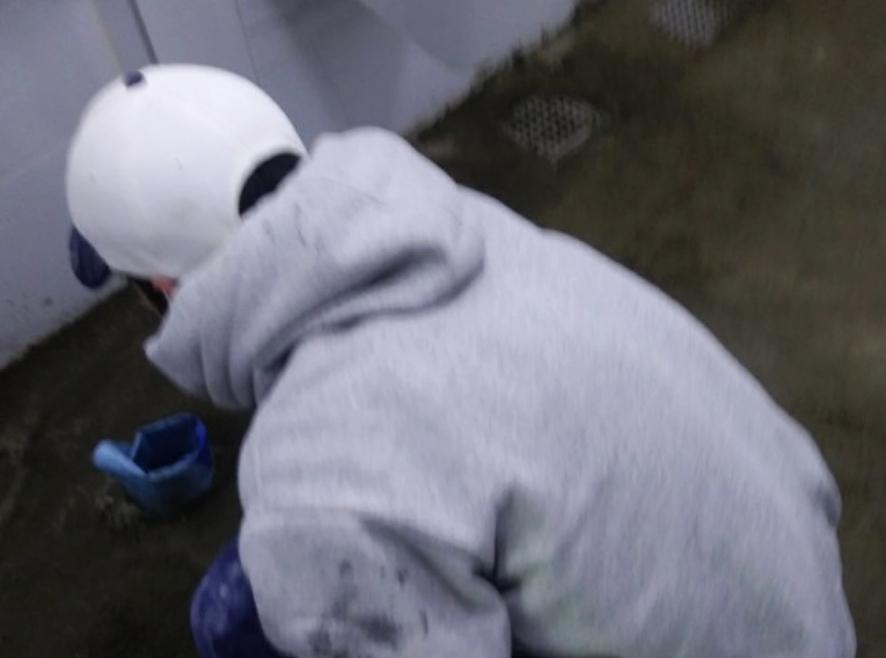 공사 후 폐기물을 정리하는 모습