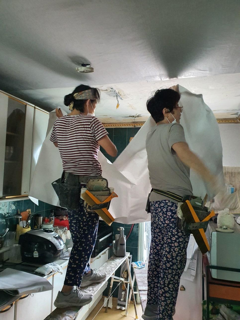 천장과 주방 가구가 덮여 있는 공간