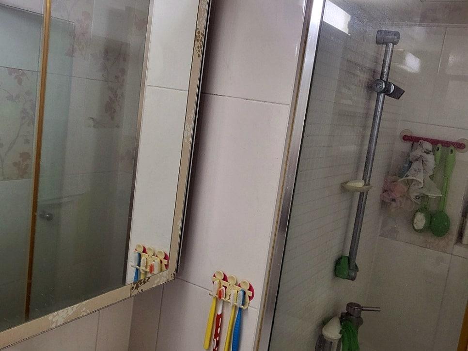 정밀 탐지를 진행 중인 욕실 내부