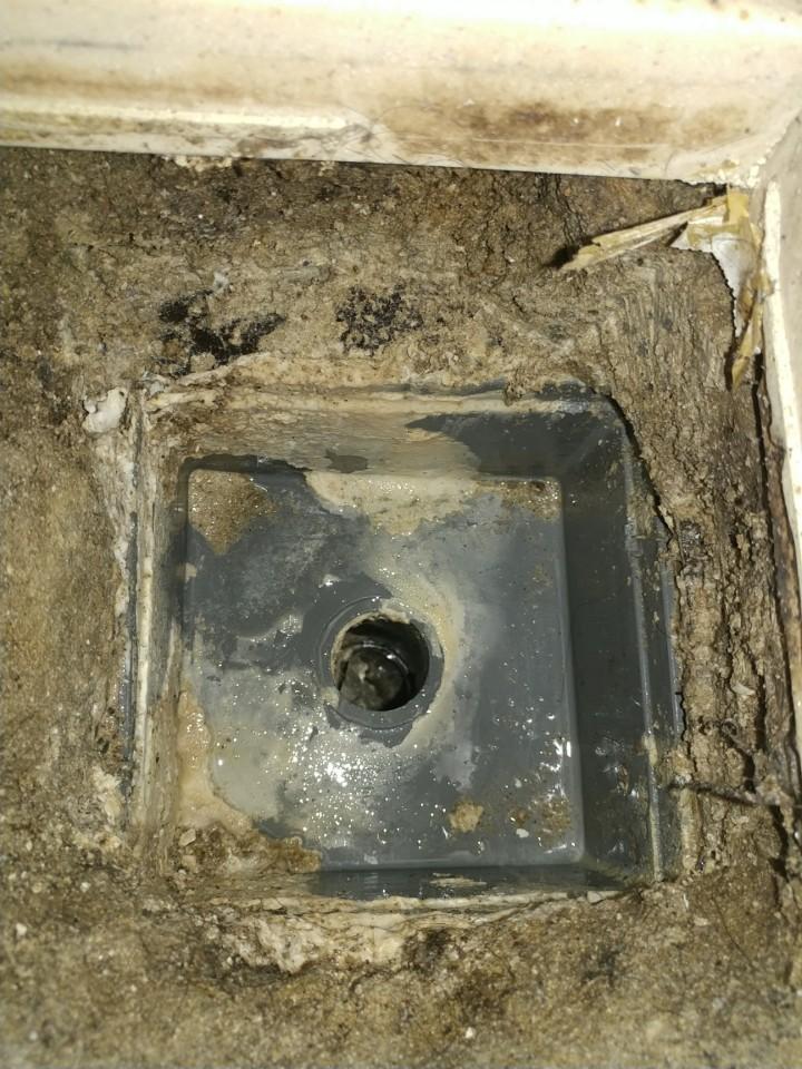 습기가 많은 배관 구멍 주변