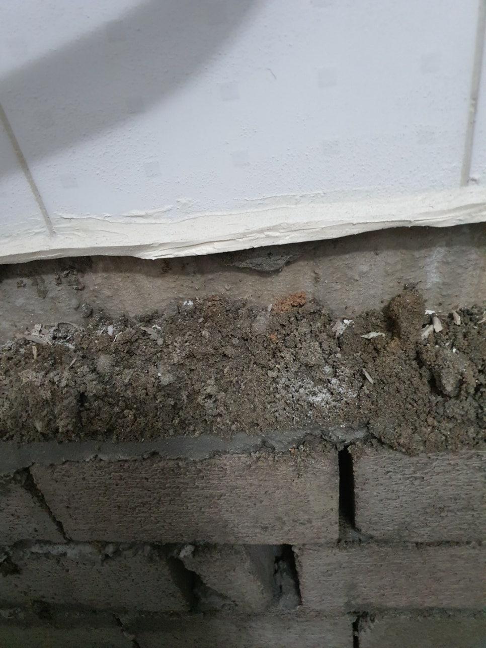 벽돌과 콘크리트 재료가 있는 현장