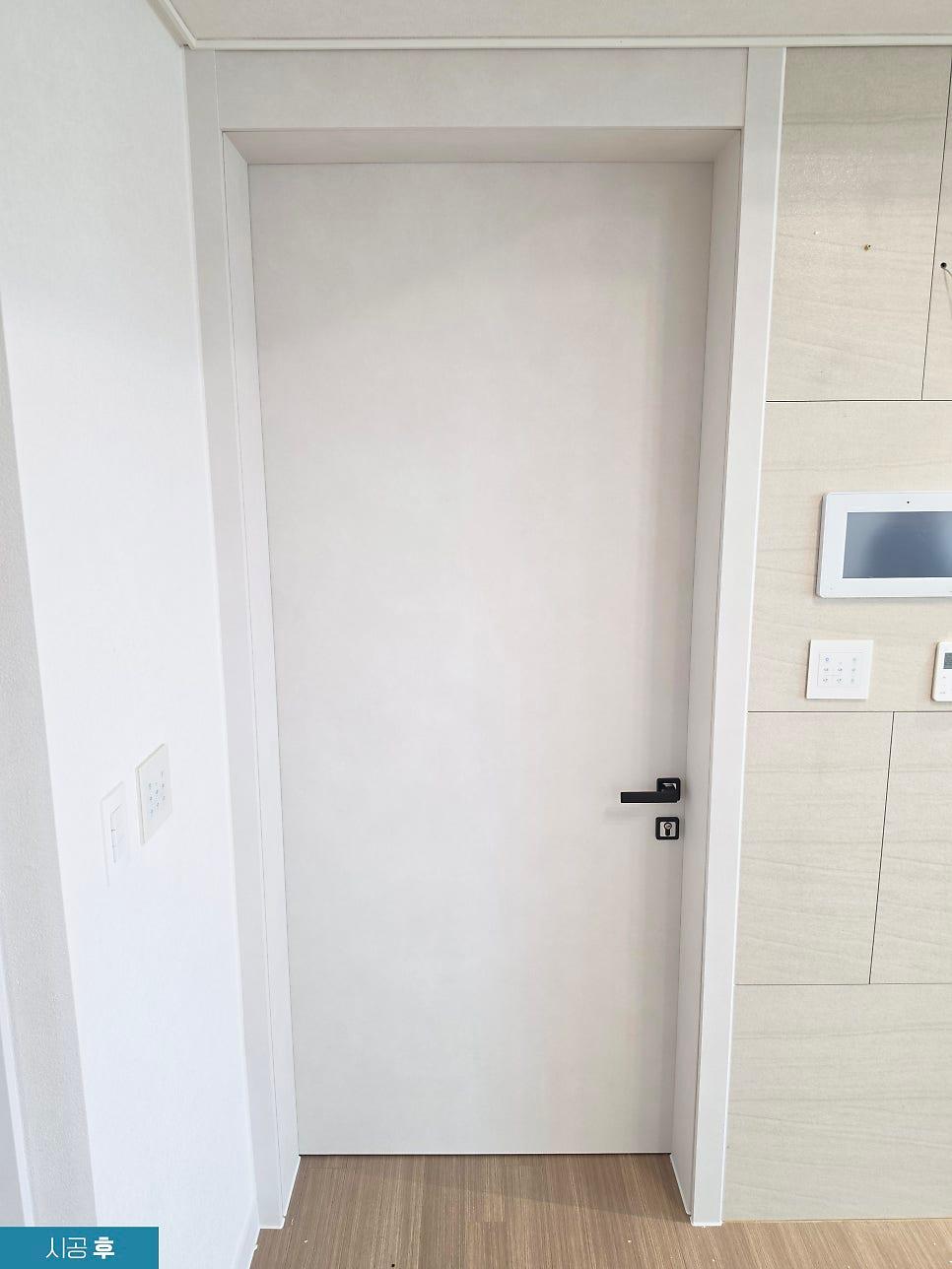 화이트 톤으로 깔끔하게 변신한 현관 입구