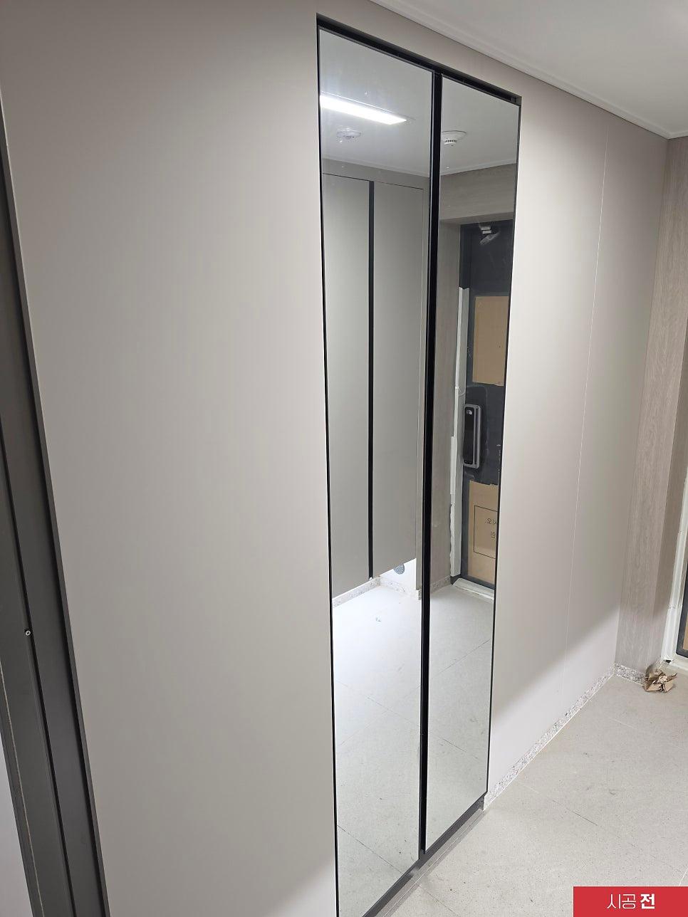 정돈된 느낌을 주는 복도 인테리어 작업 중