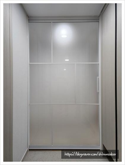 화이트 프레임과 샤틴 유리가 조화를 이루는 원슬라이딩 중문