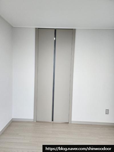 화이트 프레임과 아치 곡선이 돋보이는 중문 완성 모습