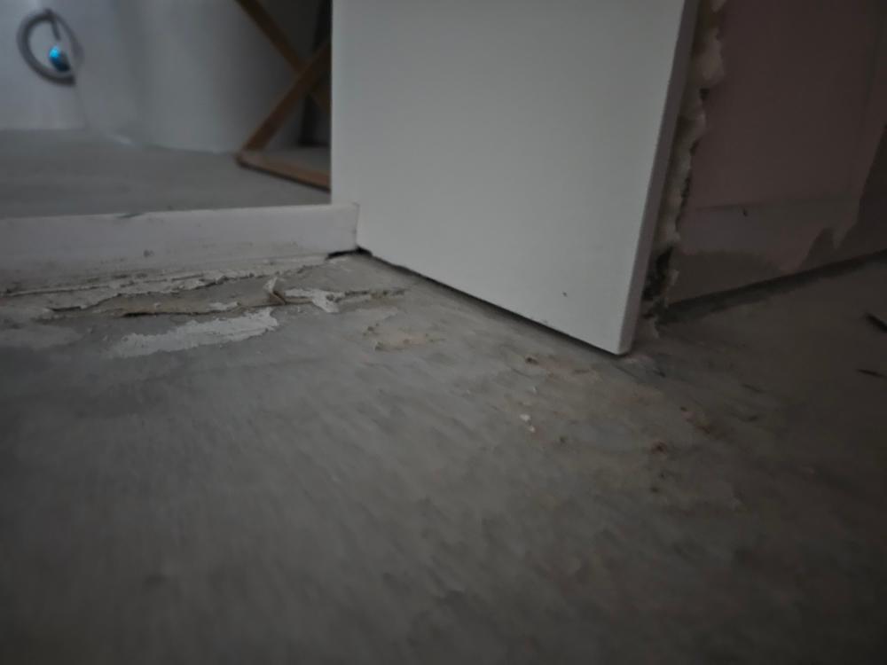 마감재가 벗겨져 보수가 필요했던 문 하단
