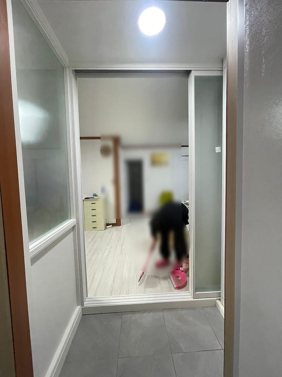 중문과 일체감을 주는 파티션의 라인