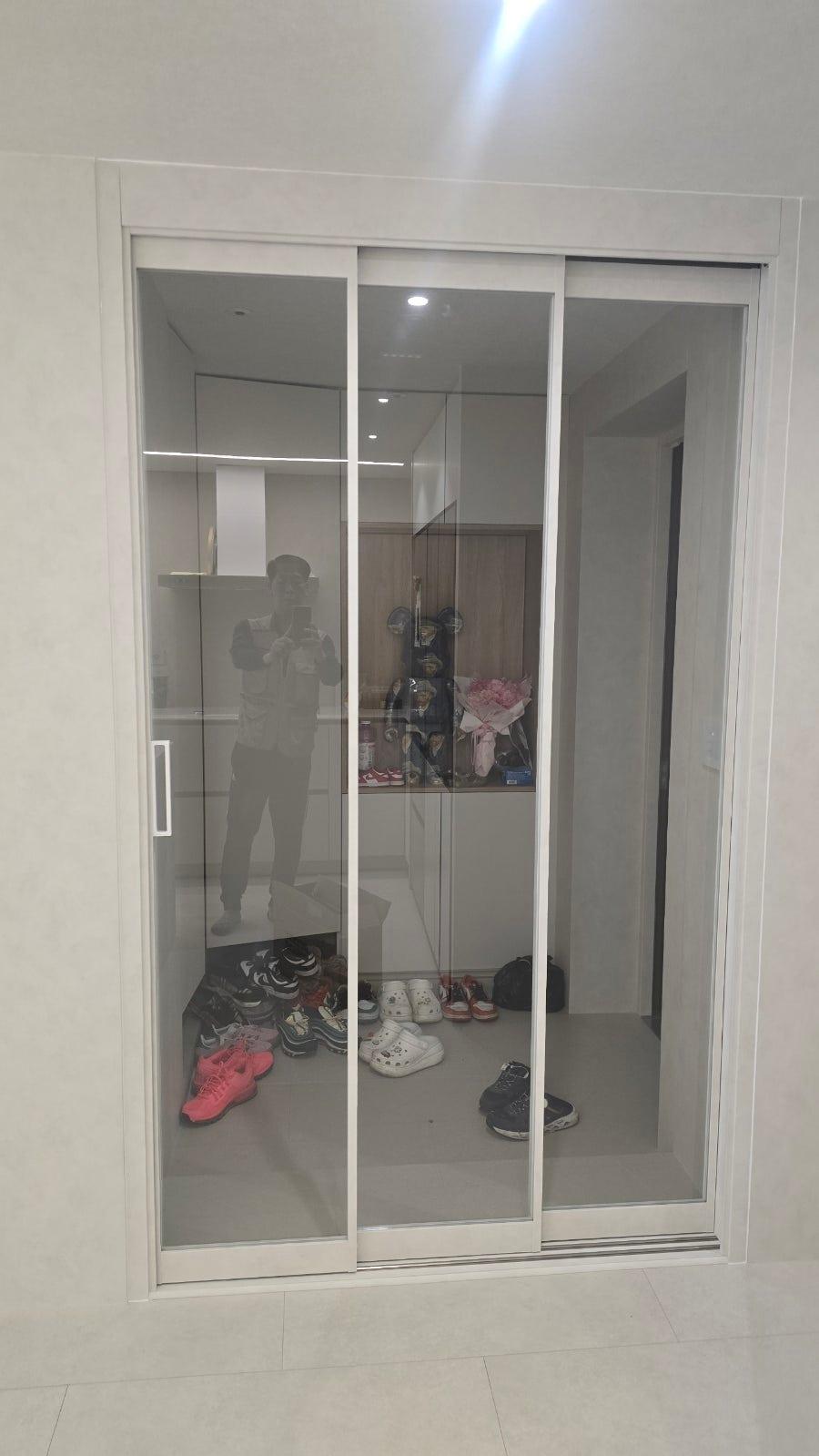 투명한 유리가 주는 시원한 개방감의 현관