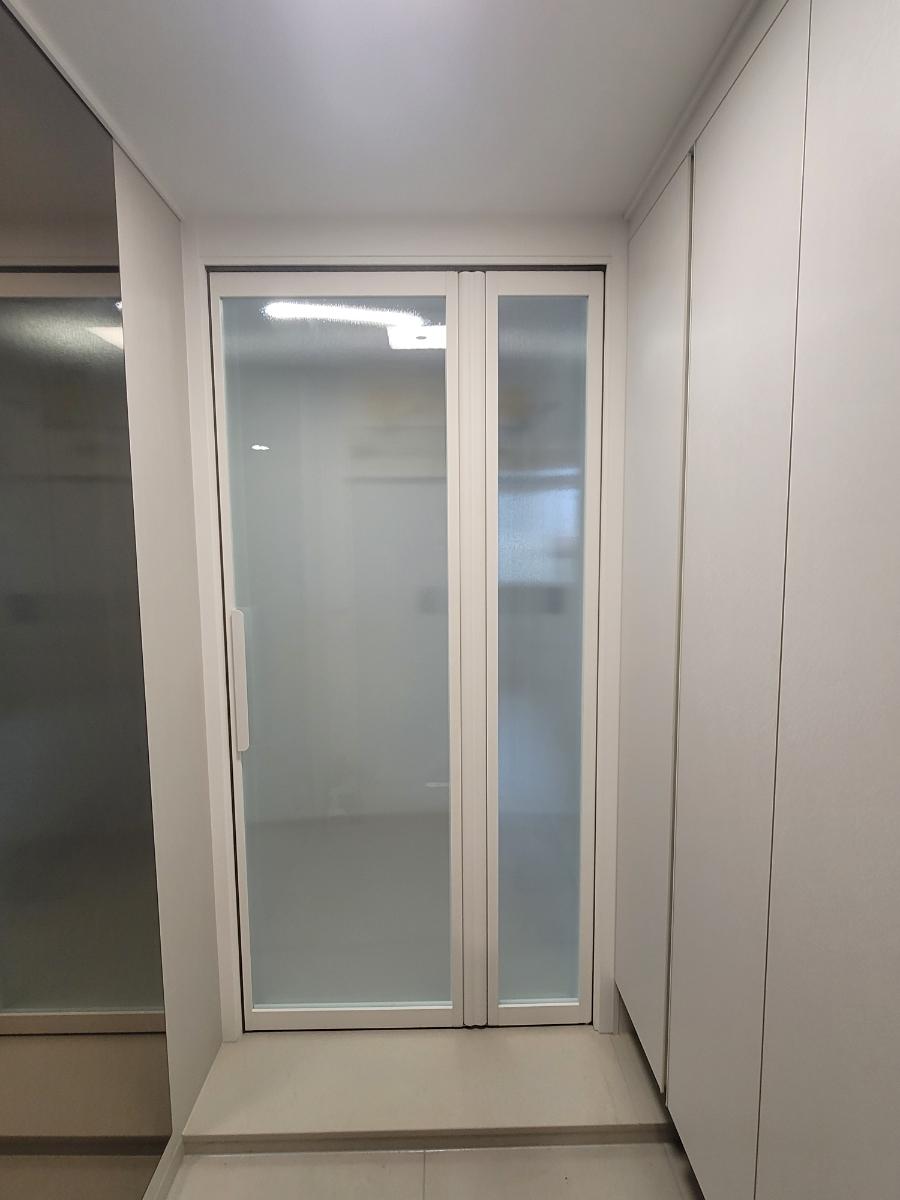 화이트 프레임과 유리가 만나 완성된 깨끗한 복도