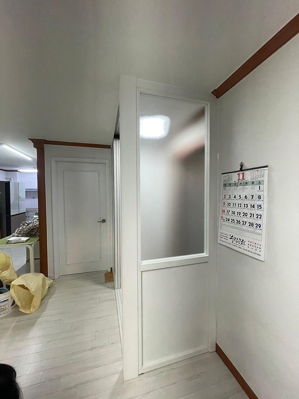 어떤 인테리어와도 잘 어우러지는 화이트 프레임