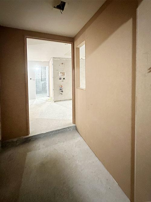 공사가 한창 진행 중인 미완성된 복도 공간