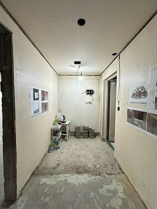공사가 시작되던 날의 거친 복도 풍경