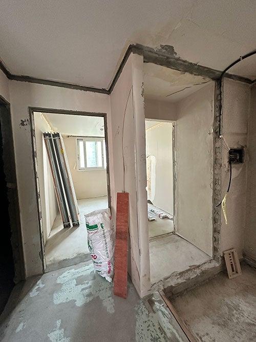 벤치와 선반까지 정성스럽게 제작한 현관 디테일