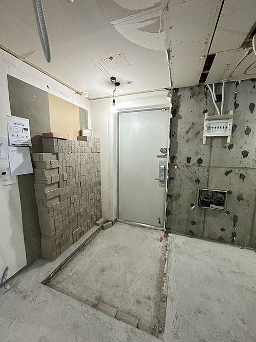 천장 구조를 드러내고 조명 설비를 준비하던 거실