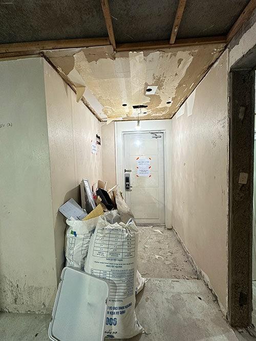 공사가 한창 진행 중인 어수선한 복도 모습
