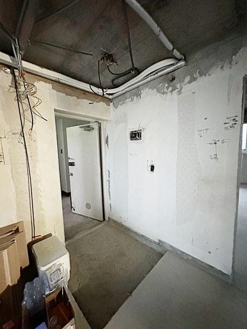 공사가 시작되던 날, 전선이 노출된 복도의 모습