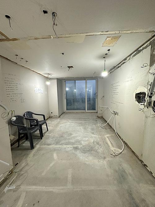 공사가 시작되기 전, 아무것도 없는 거실의 원상태