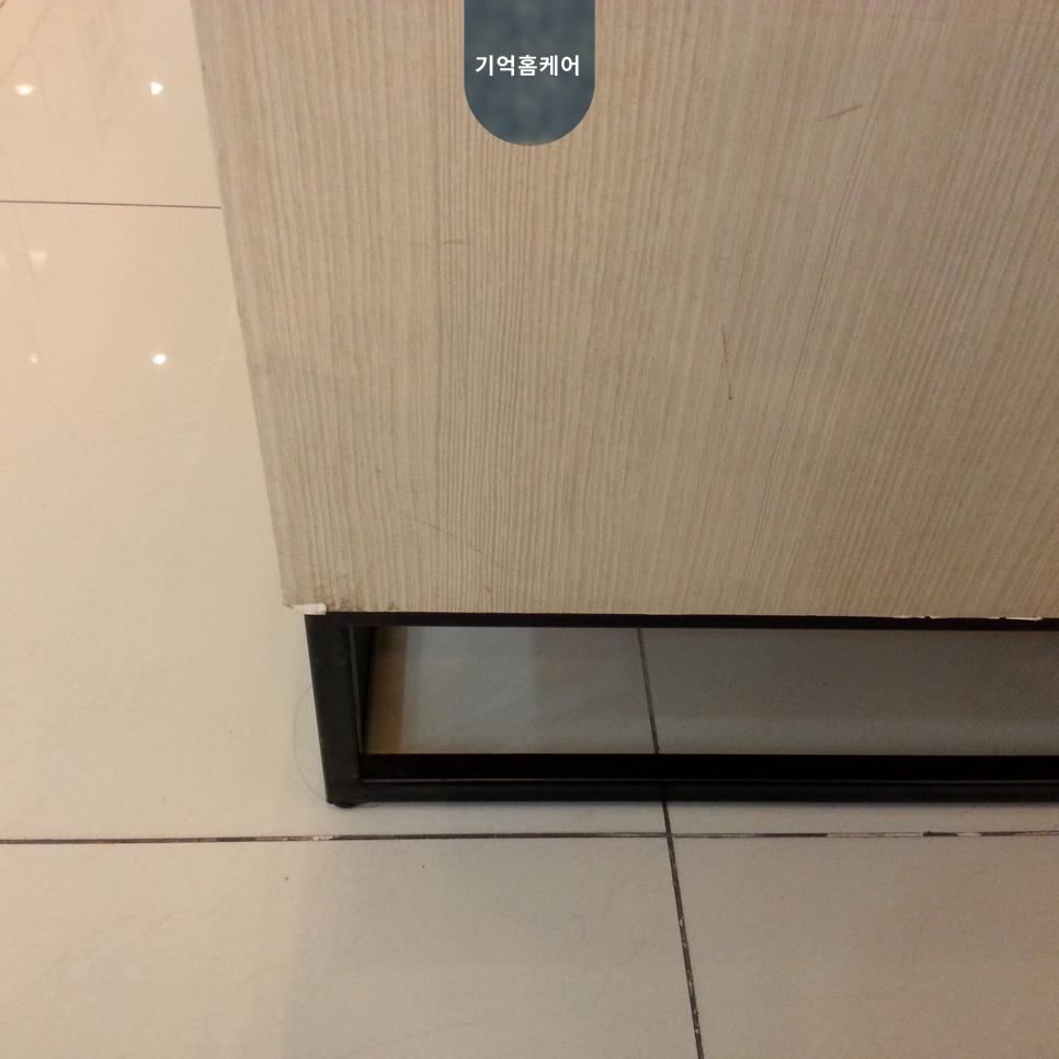 회색 타일과 수납장 하단부의 깔끔한 경계