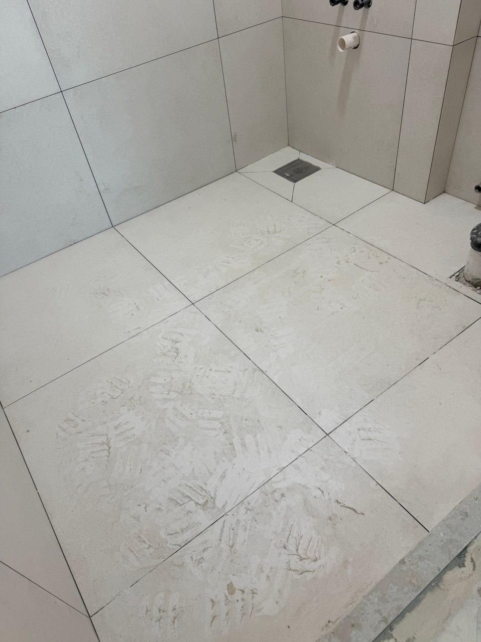 타일 사이를 깨끗하게 비워낸 시공 준비 단계