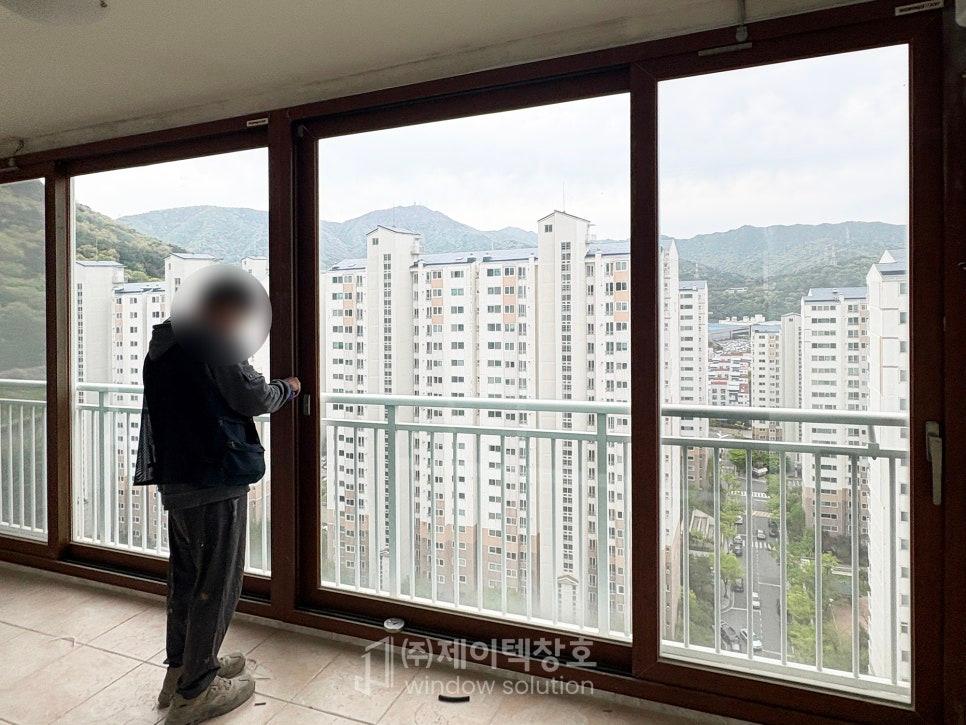 햇살이 가득 들어오는 거실의 전체적인 모습