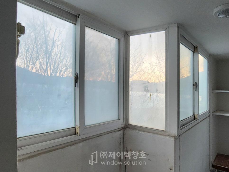 화이트 프레임으로 완성된 아늑한 실내 공간