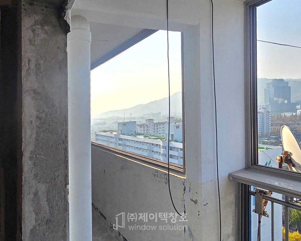 새로운 창이 들어설 자리를 다듬는 과정