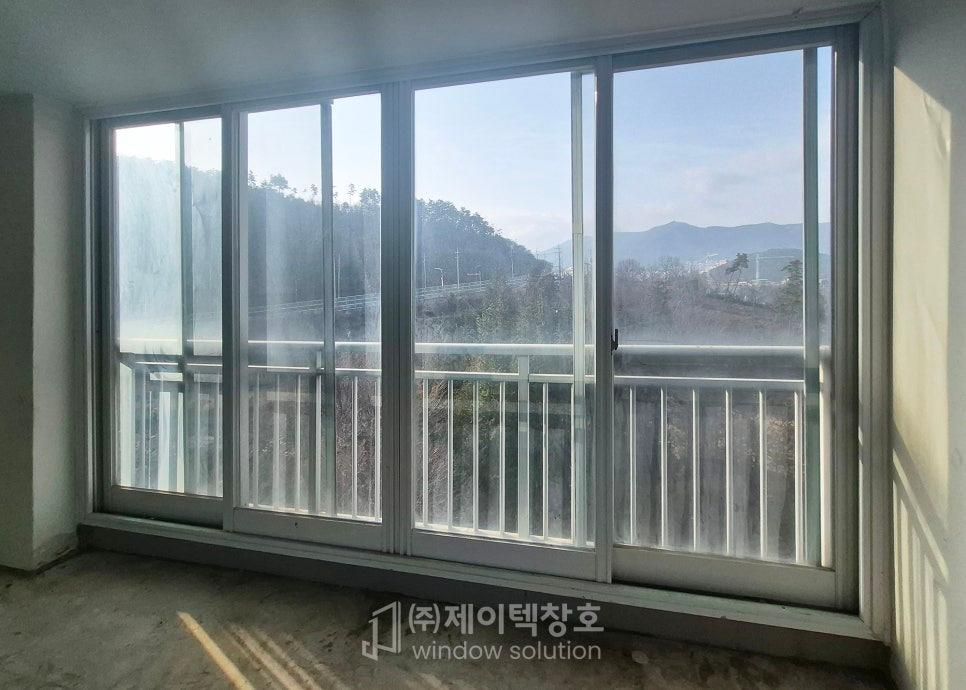 새로운 창호를 맞이하기 전, 철거가 진행 중인 현장