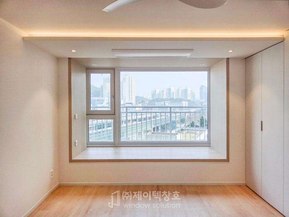 탁 트인 뷰와 채광이 매력적인 거실 완성샷