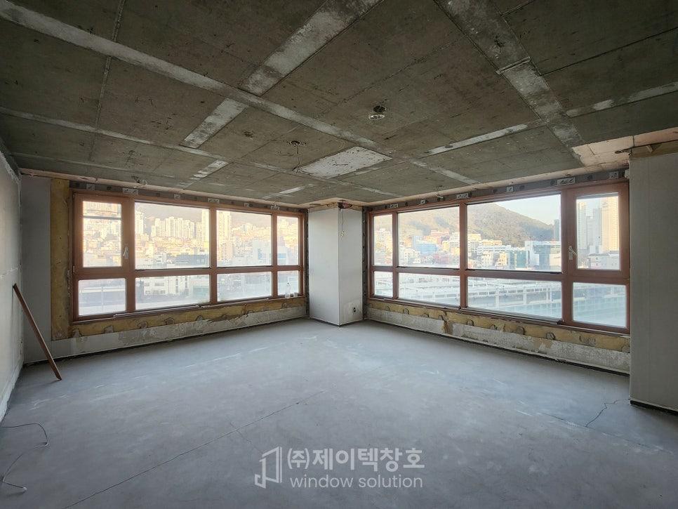 기존 창호를 철거하며 새로운 변화를 준비하는 과정