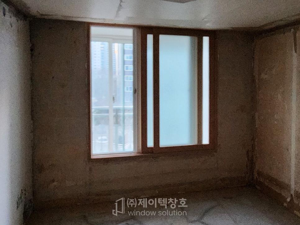 창호 설치를 기다리는 텅 빈 방의 모습