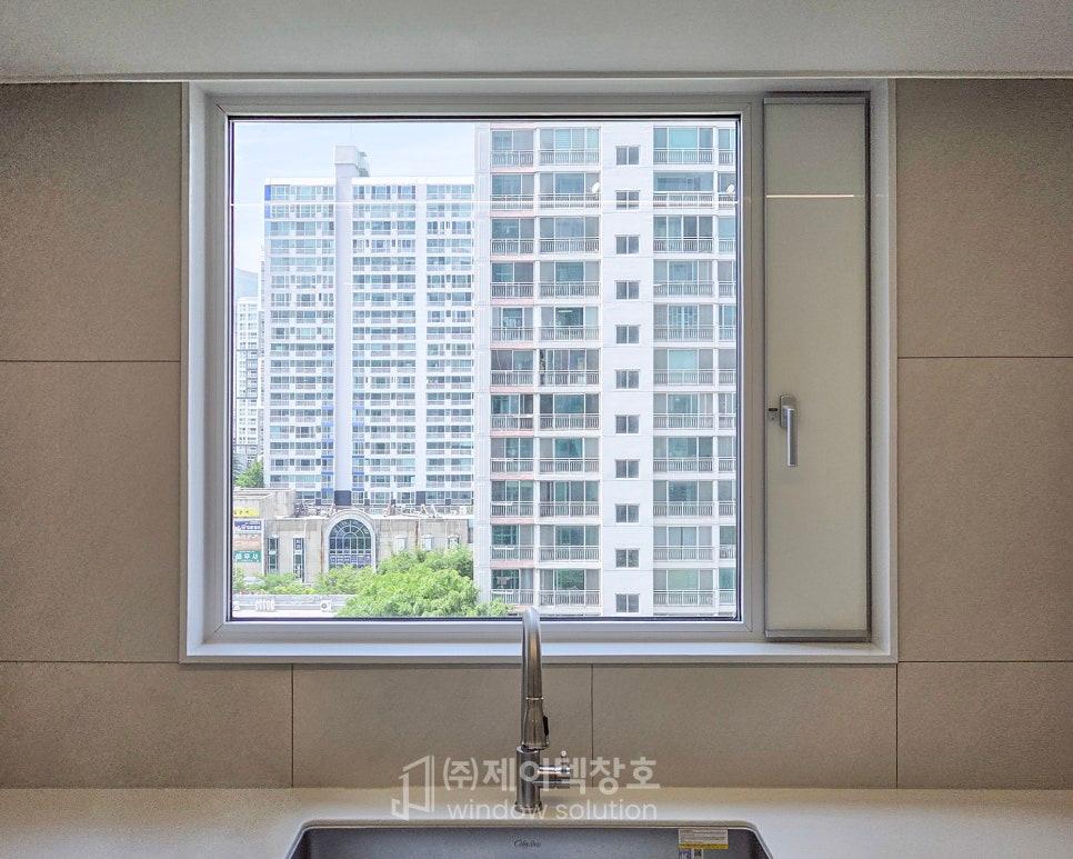 클렌체 창호로 완성된 우아한 주방 풍경