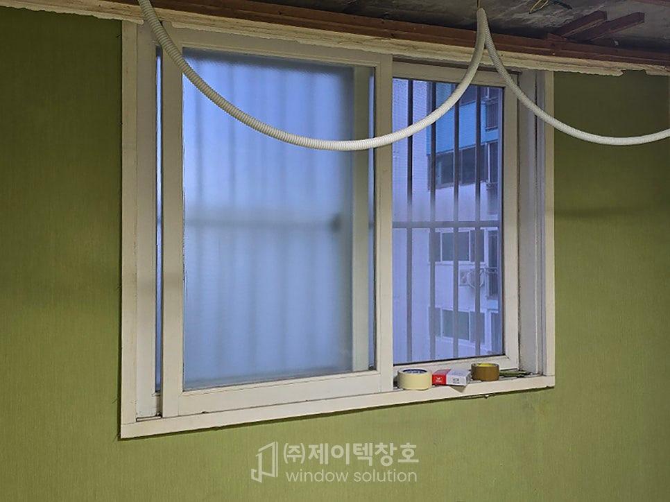 안쪽 방의 창호 작업 중인 풍경
