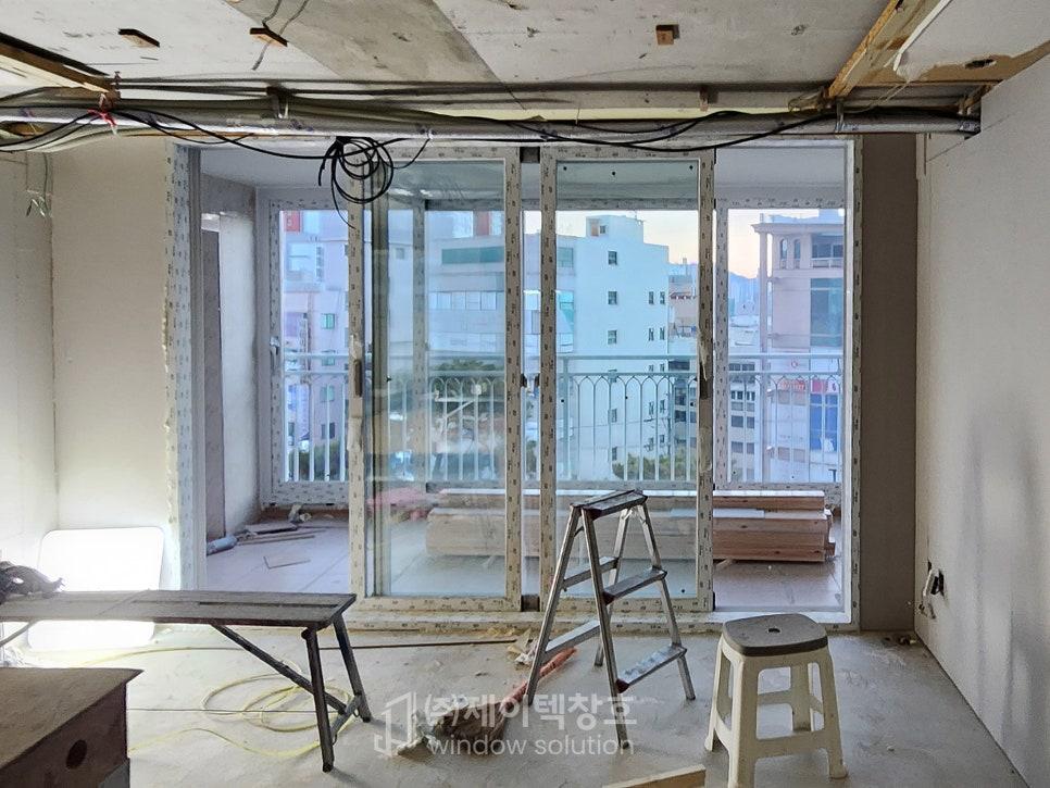 새로운 창틀을 맞추기 위한 정밀한 시공 과정