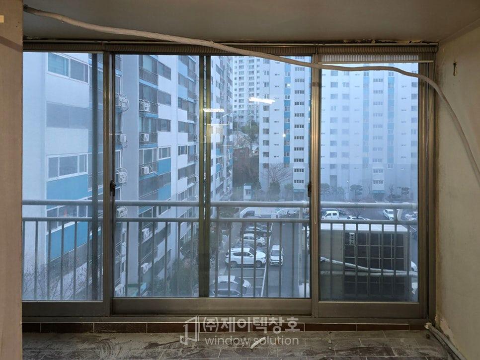 공사 중 창밖으로 보이는 아파트 전경