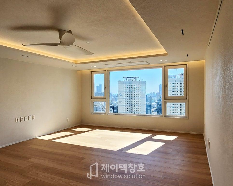 베이지톤 벽지와 나무 바닥이 어우러진 전망 좋은 거실