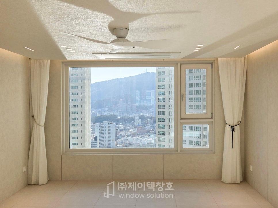 새 창호로 교체되어 빛이 가득 담긴 거실 전경