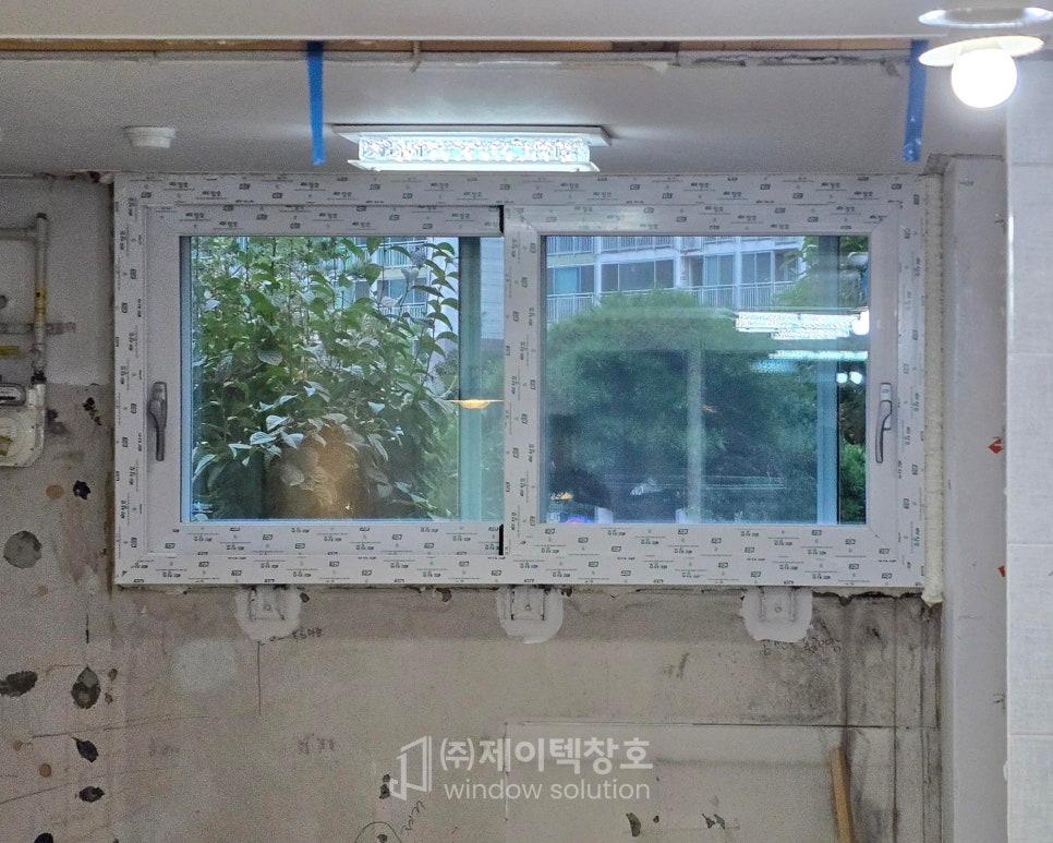 기존 창틀을 철거하고 벽면을 정리하던 공사 현장