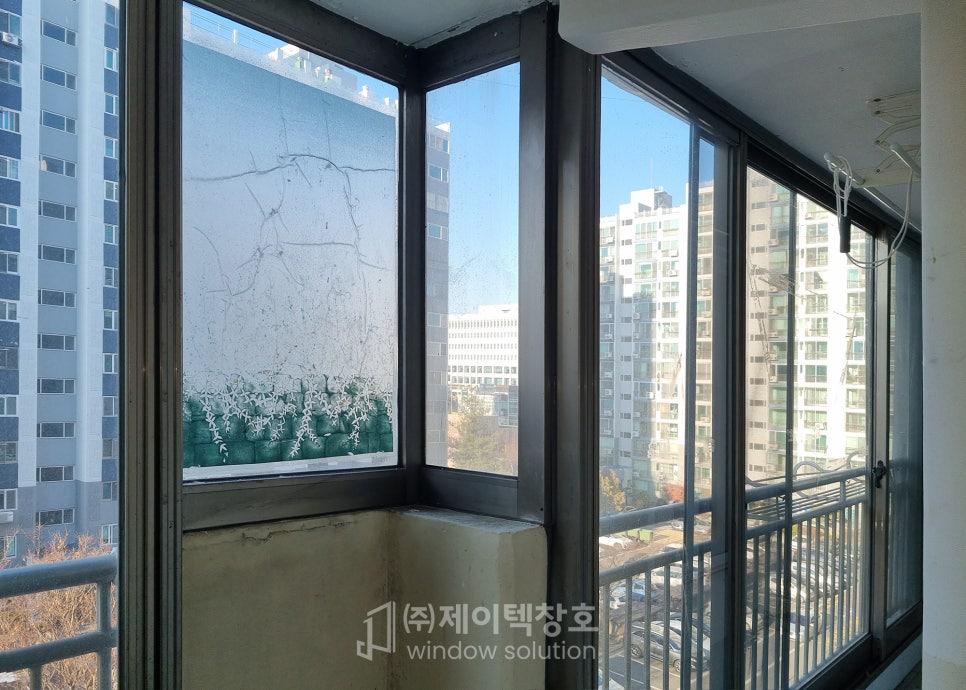 외부 풍경이 선명하게 보이는 완성된 거실 창호
