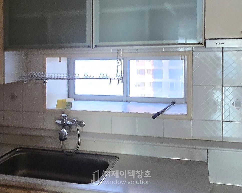깔끔하게 마감된 주방 창호 주변