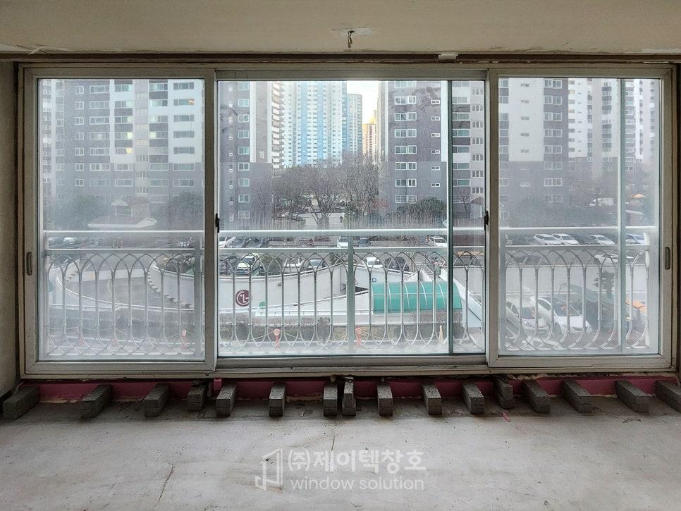공사 중인 거실, 외부 풍경이 보이는 창호 근접샷