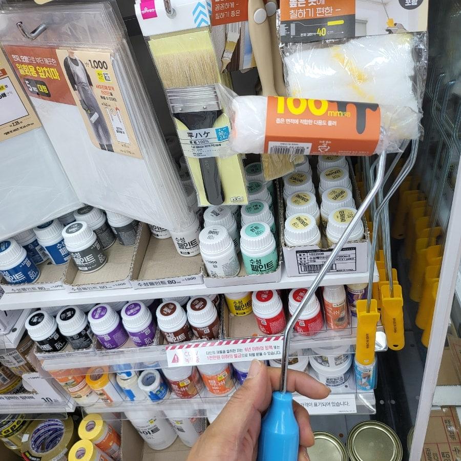 다양한 도구들이 기다리고 있는 페인트 매장
