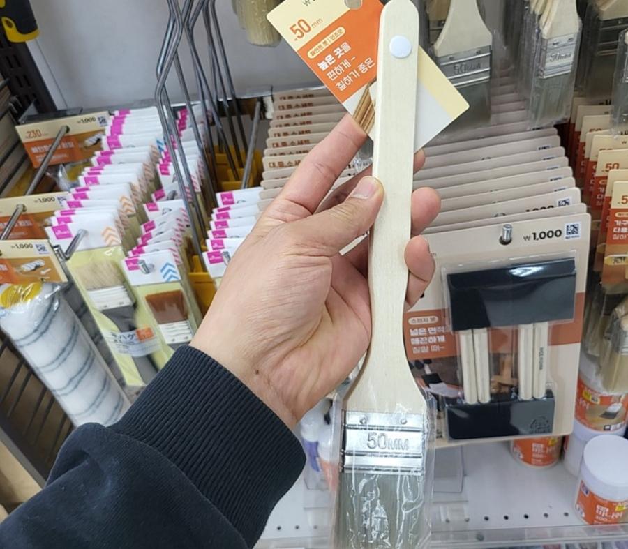 세밀한 부분을 놓치지 않게 도와주는 작은 브러시