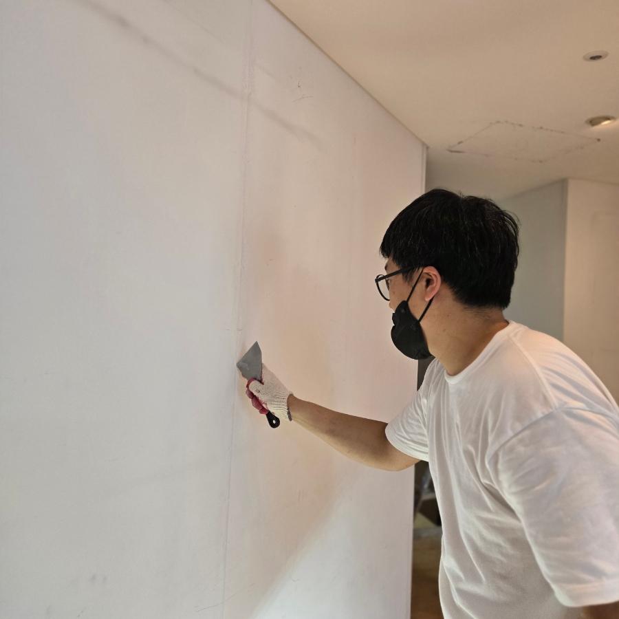 작업 시작 전, 소중한 공간을 지키기 위한 보양 작업 중